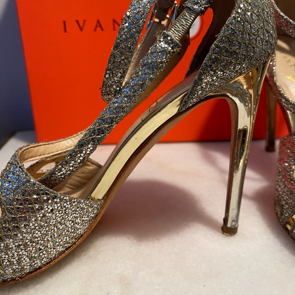 Gold Texture “Helice” Heel by Ivanka Trump - Size 6 - Picture 5 of 8